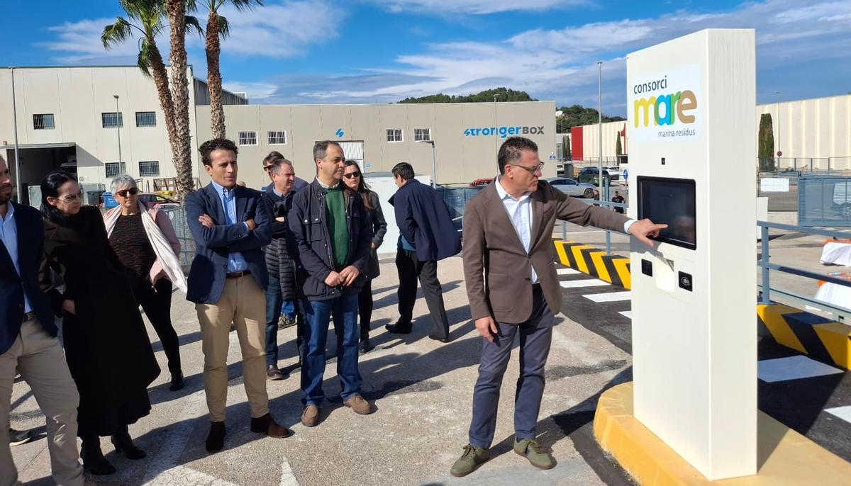 El presidente del Consorci Mare introduce sus datos en la pantalla de acceso al ecoparque fijo