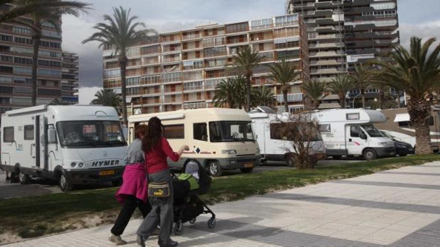 Las autocaravanas estacionadas en zona prohibida seguían ayer en la primera línea de la Playa de San Juan.