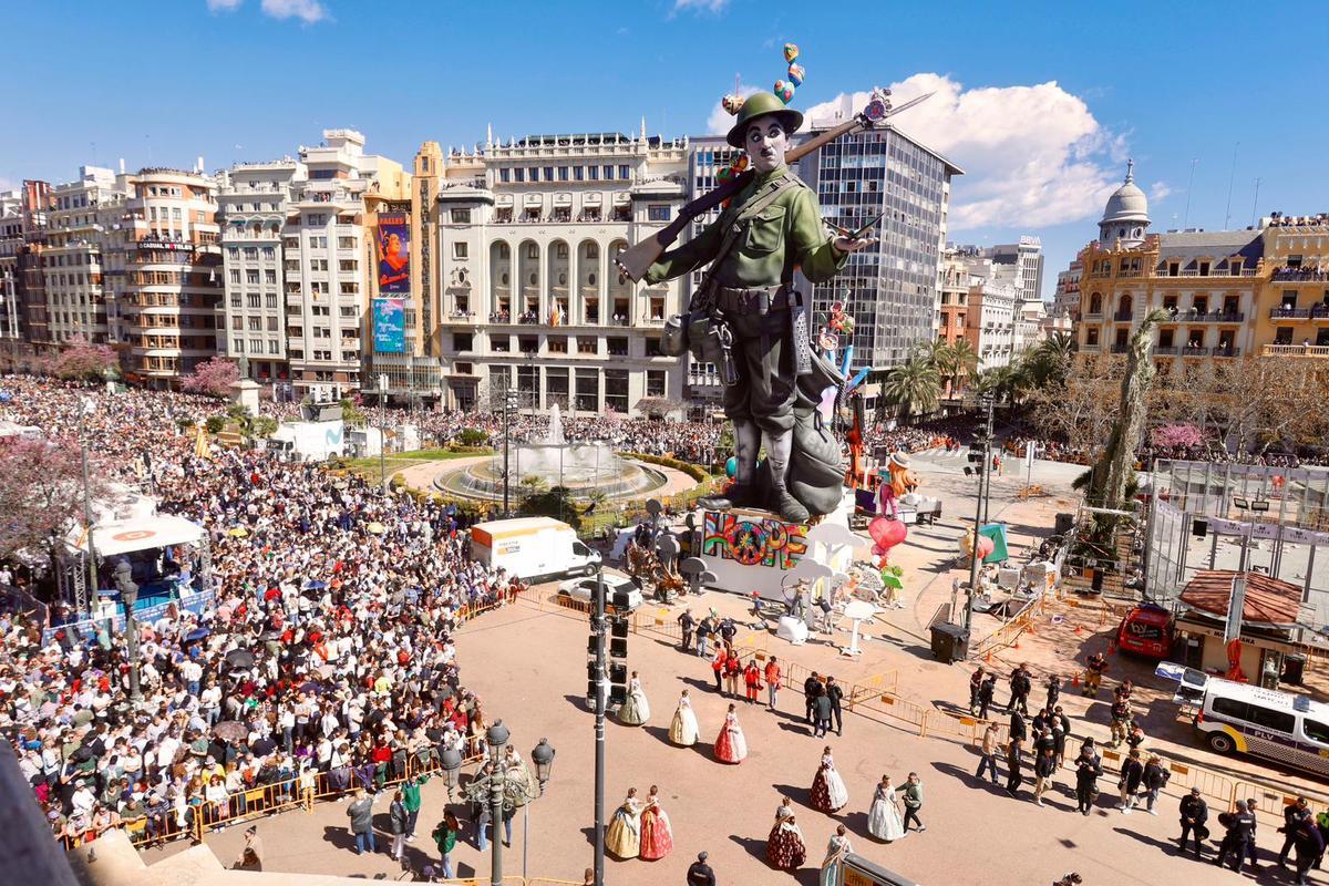 Fallas 2026: Se amplía el perímetro de seguridad al agrietarse un ninot de la falla municipal como consecuencia del viento