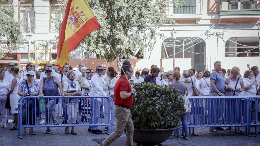 Concentración de blanco frente a Cort por el diálogo