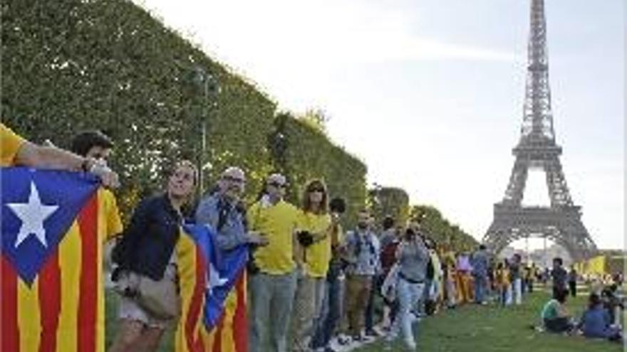 Una cadena independentista catalana celebrada en París.