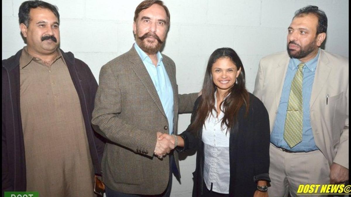 Erika Torregrossa con el líder pakistaní Ansar Burney