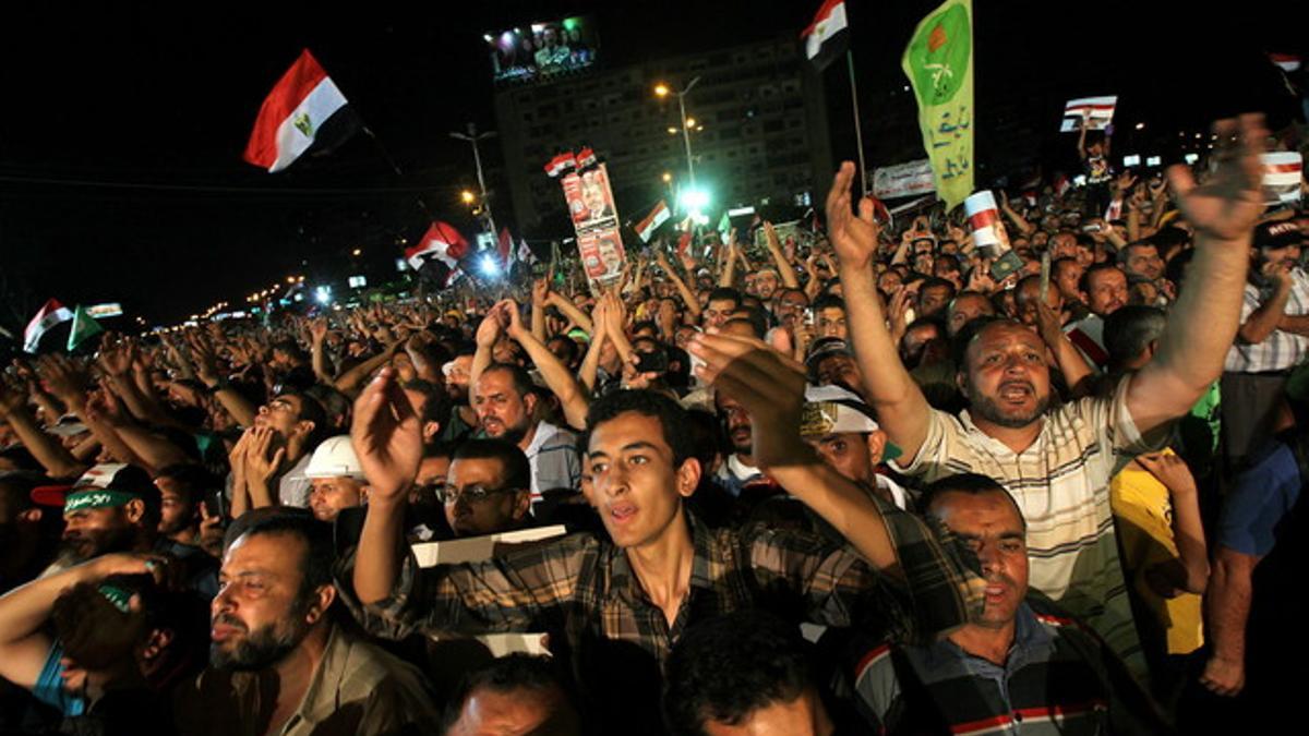 Seguidores de Mohamed Mursi se manifiestan en apoyo del presidente, anoche en El Cairo.