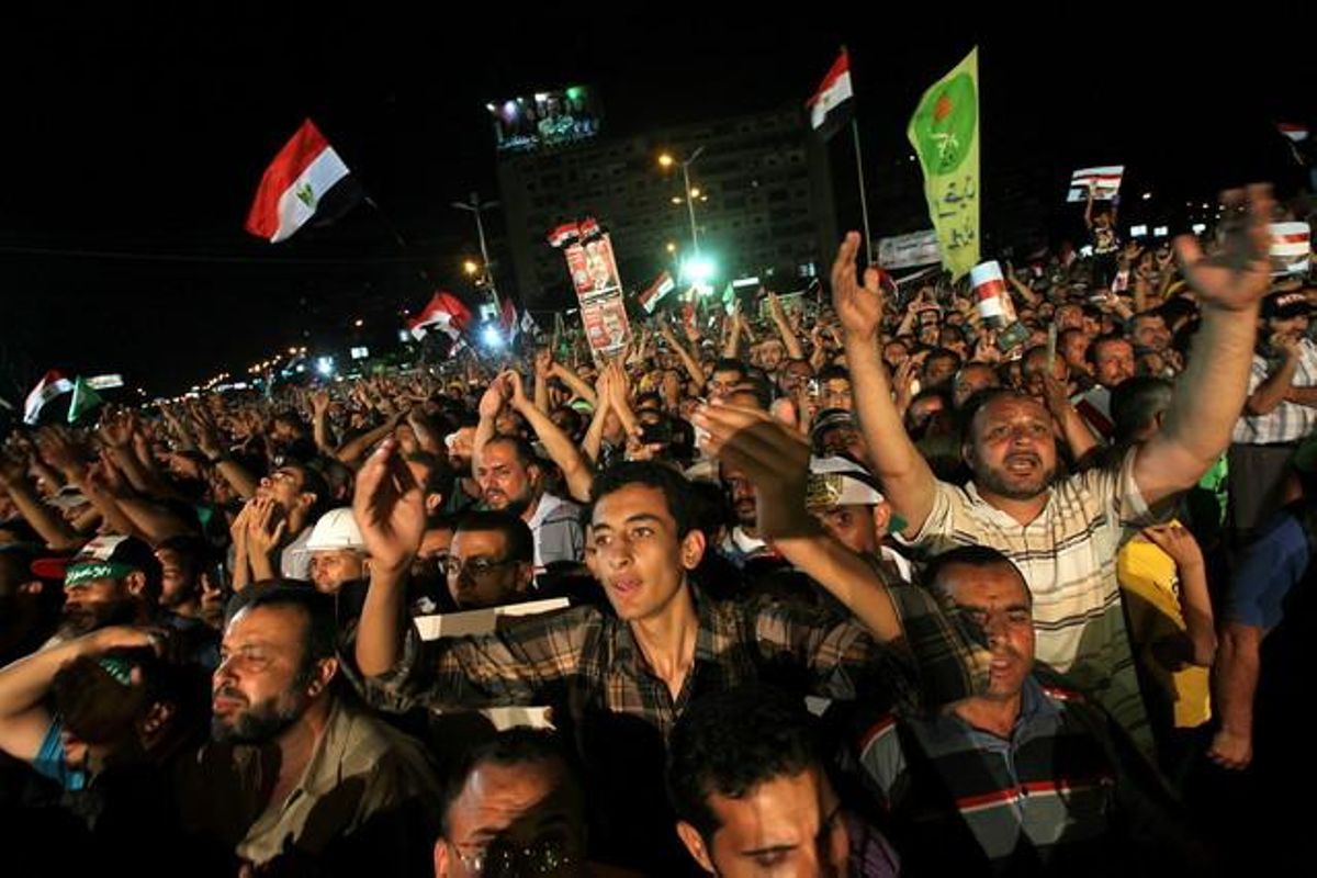 Seguidors de Mohammad Mursi es manifesten en suport del president, ahir a la nit al Caire.