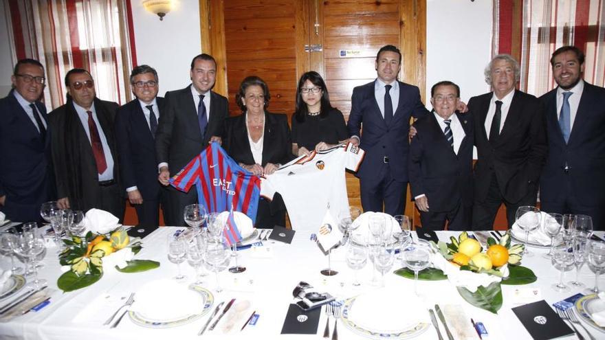 Las directivas posan con las camisetas del Valencia y el Levante.