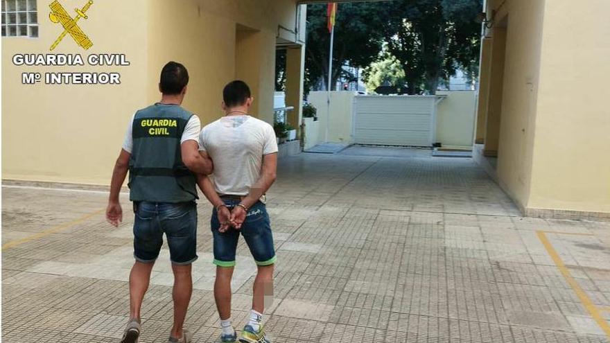 Atrapan al &#039;ladrón del casco&#039; que asaltaba con violencia a mujeres de la Marina Alta