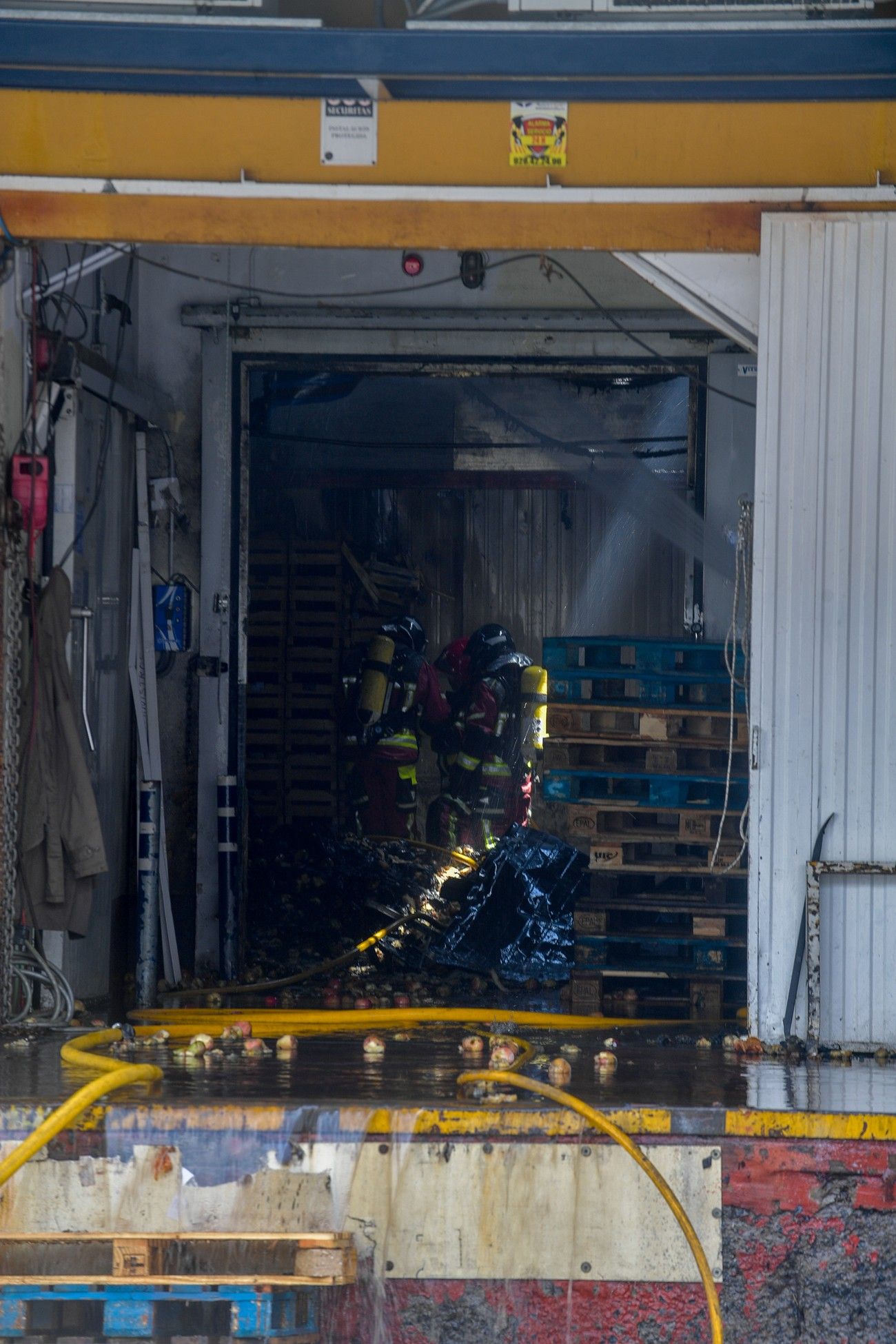 Bomberos de Las Palmas de Gran Canaria controlan el incendio de una nave multiusos en Mercalaspalmas