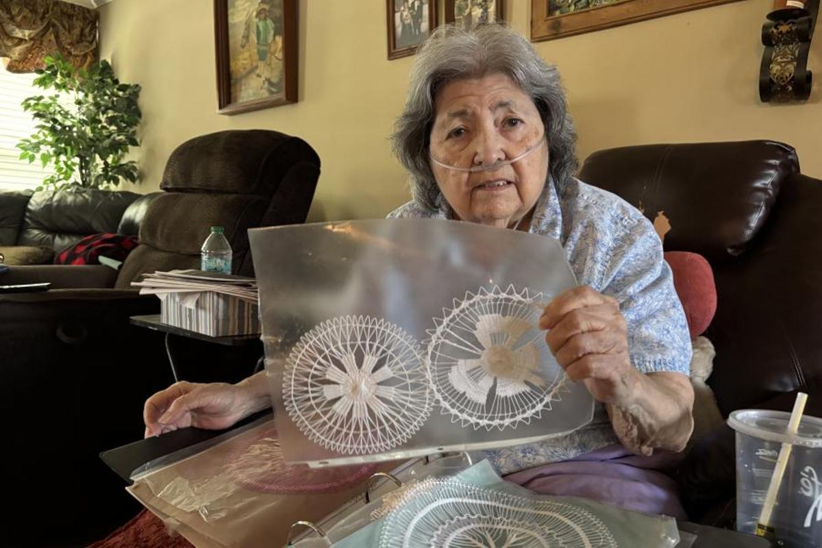 Doris Serigne, descendiente de canarios, en Luisiana, mostrando unas piezas de calado, un bordado tradicional de Canarias en el que es experta.