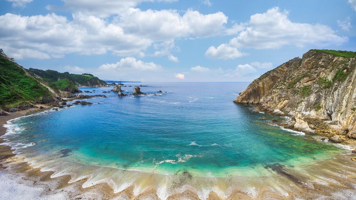 Esta playa única está en Asturias y no tiene chiringuitos, ni socorristas, ni carretera (por eso es tan increíble)