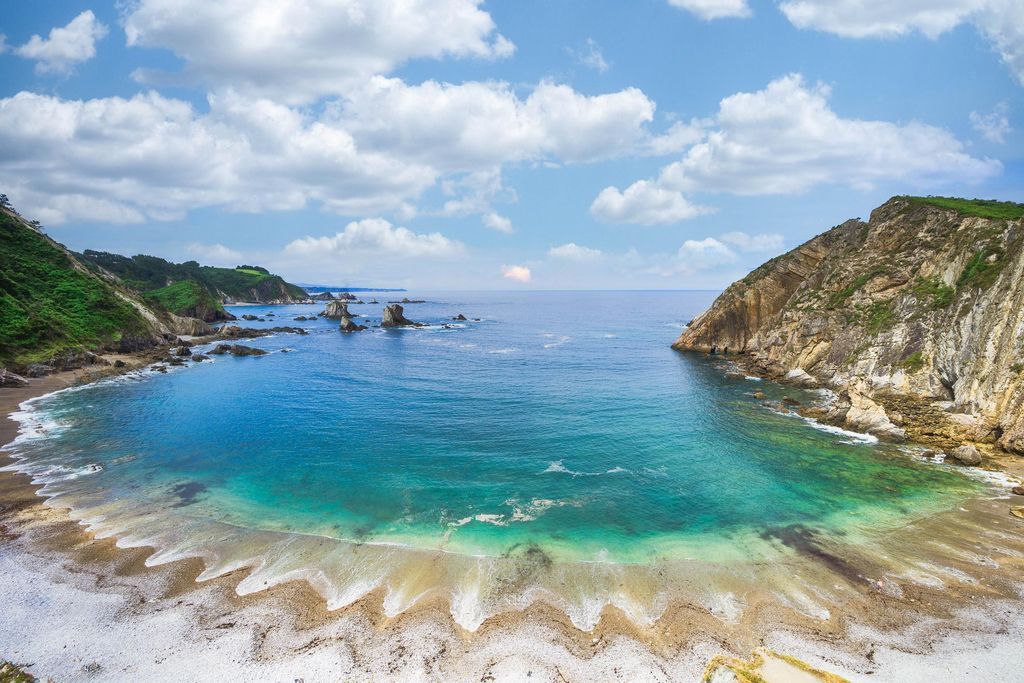 La Playa del Silencio entre acantilados