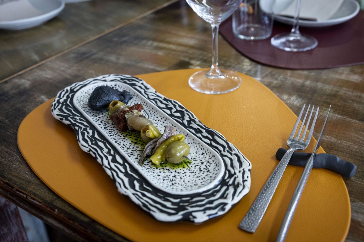 En imágenes | La Grillera, el restaurante de Zaragoza lleno de juguetes que arrasa con sus 'tapitas' y chuletones