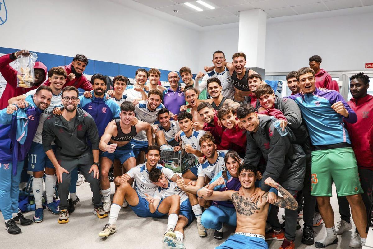 La plantilla del CD Tenerife B celebra, en el vestuario, si victoria sobre el Alcalá.