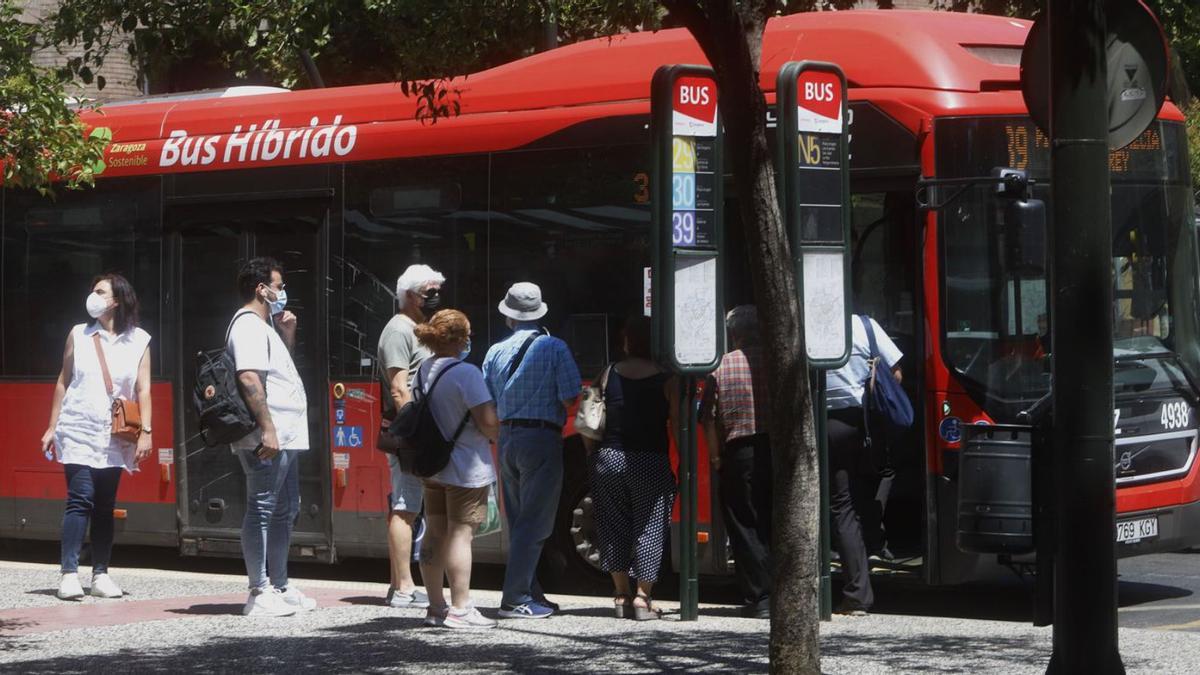 Viajeros del bus esperan, en orden, a acceder al vehículo.  | ANDREEA VORNICU