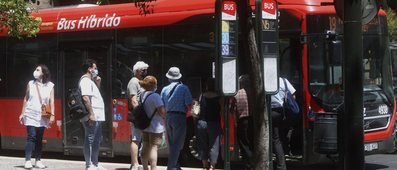 Viajeros del bus esperan, en orden, a acceder al vehículo.  | ANDREEA VORNICU