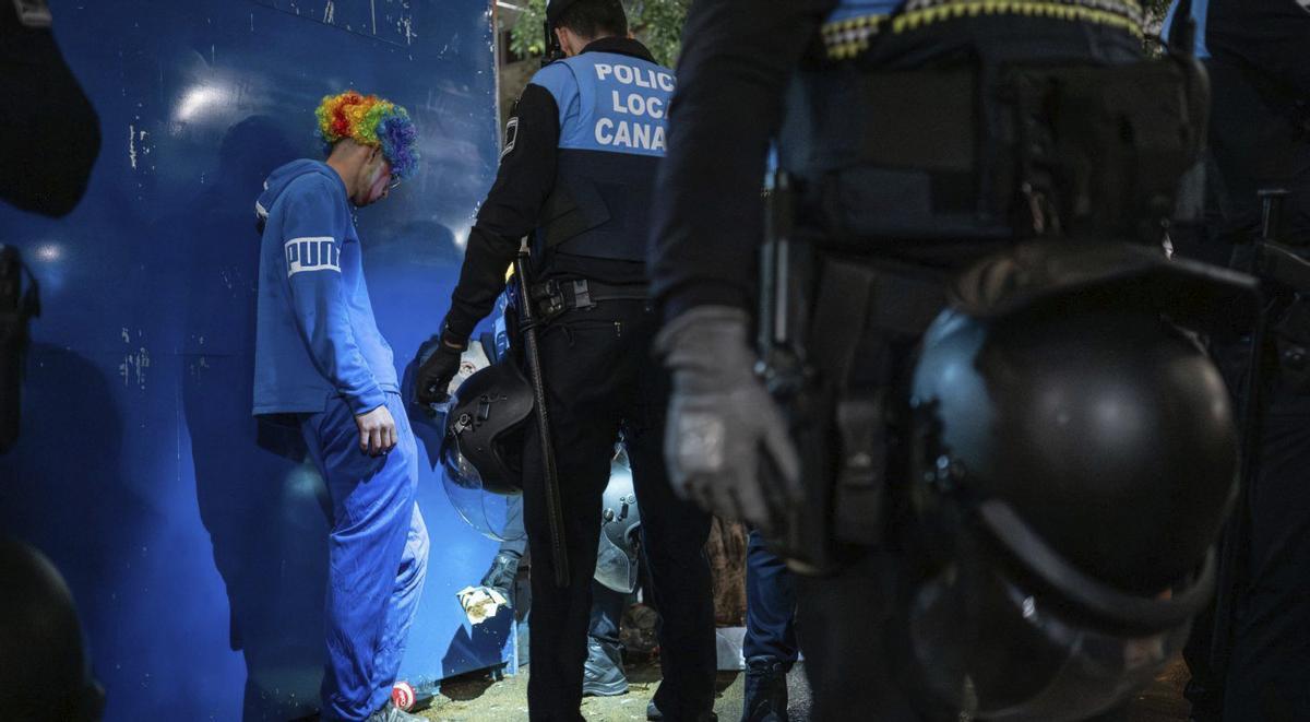 Policías locales de Santa Cruz durante el dispositivo de seguridad en los Carnavales. |