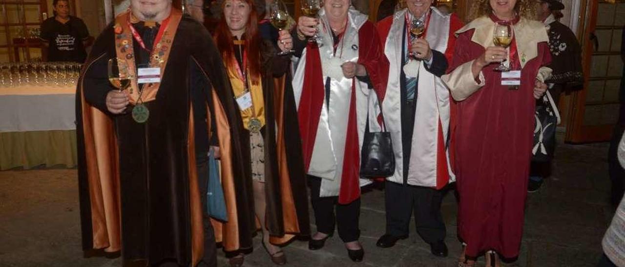 Un momento de la recepción brindada a los cofrades anoche en el Parador. // Noé Parga