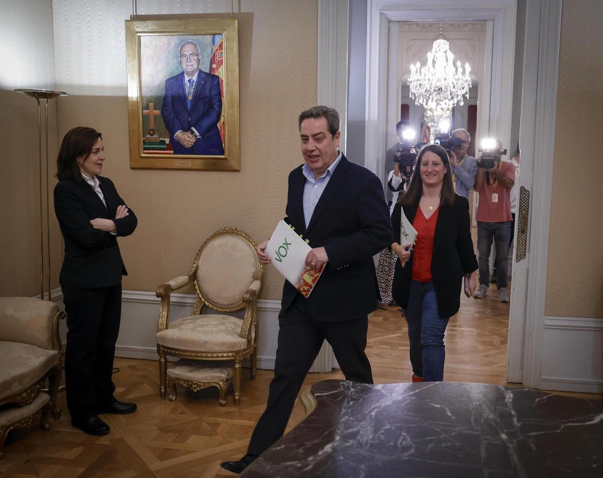 El síndic de Vox, José María Llanos, entra en la junta de síndics, este martes.