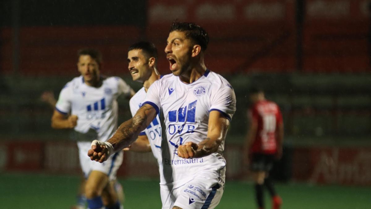 Gio Zarfino celebra con rabia el gol legal del empate.