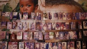 Imágenes de niños asesinados durante las masacres de 1994 expuestas en el Centro Conmemorativo del Genocidio en Kigali (Ruanda). 