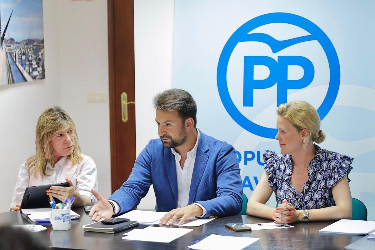 La portavoz del PP en Avilés, Esther Llamazares; el presidente del PP de Asturias, Álvaro Queipo; y la presidenta del PP de Avilés, Estefanía Rodríguez, en una imagen de archivo.