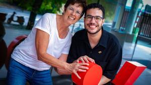 Maria Giralt, de 66 años, y Joan Casas Martí, de 29, activistas LGTBI, en la redacción de EL PERIÓDICO.