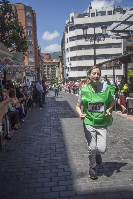 Carrera con madreñas en la calle Gascona