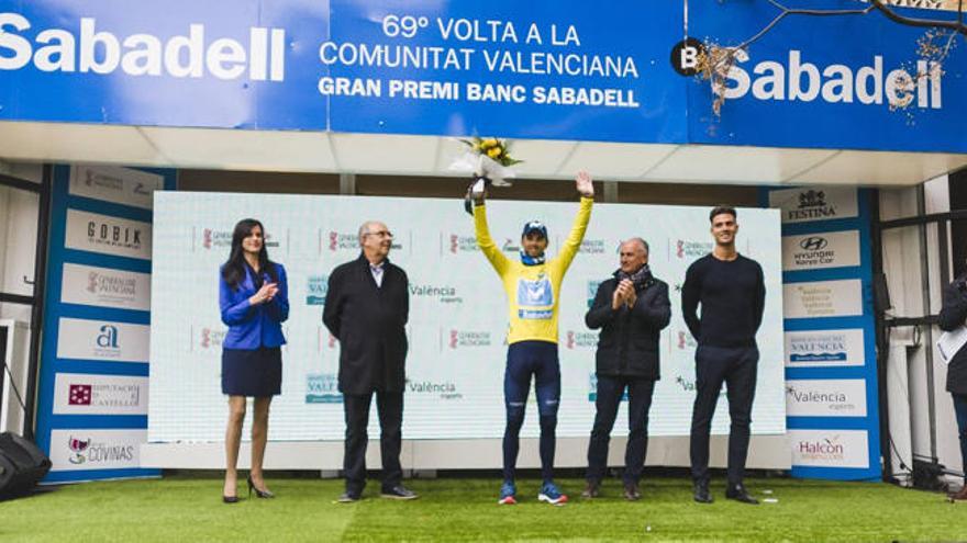 Alejandro Valverde, de amarillo en el podio de Calp