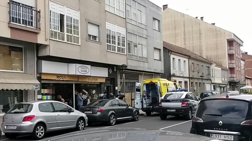 Ambulancia y agentes, junto al domicilio de los hechos. // Bernabé/J. Lalín