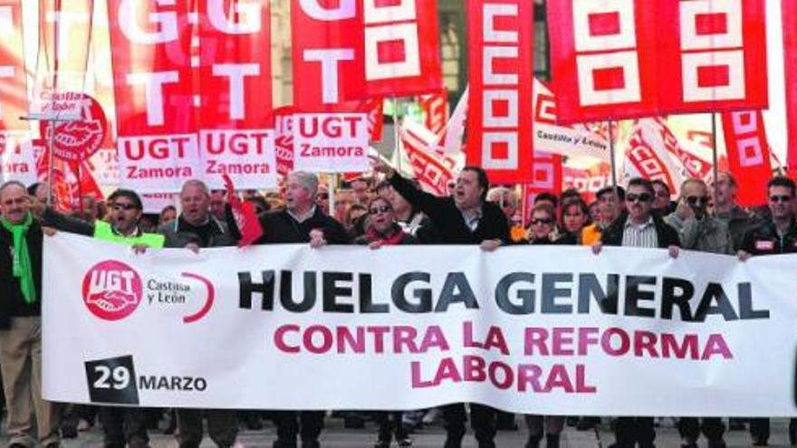 2.500 zamoranos salen a la calle contra los cambios en el mercado de trabajo