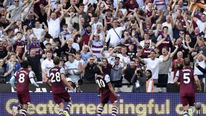 Lucas Paqueta (C),del West Ham, celebra el 3-1. EFE/EPA/VINCE MIGNOTT