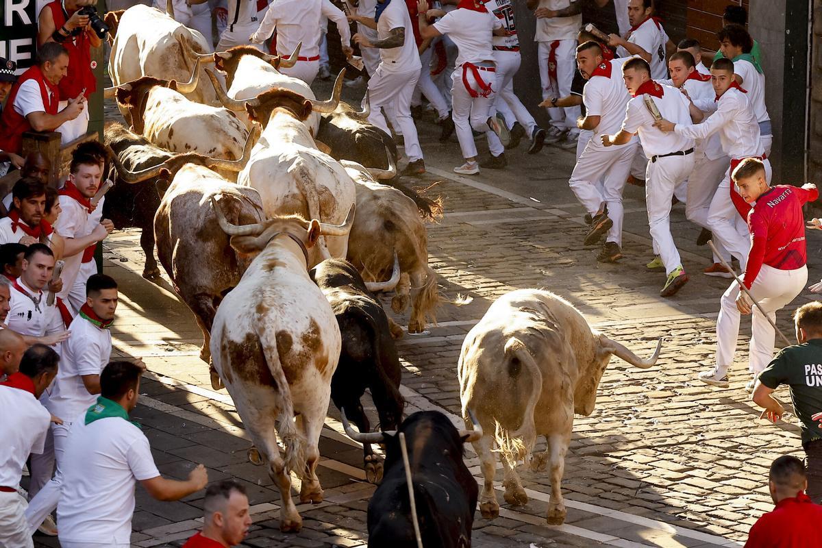 Los toros de Fuente Ymbro protagonizan un rápido y masificado primer encierro.