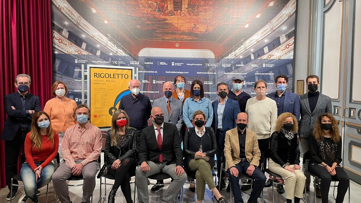 Foto de familia de artistas y autoridades en el Teatro Cervantes.