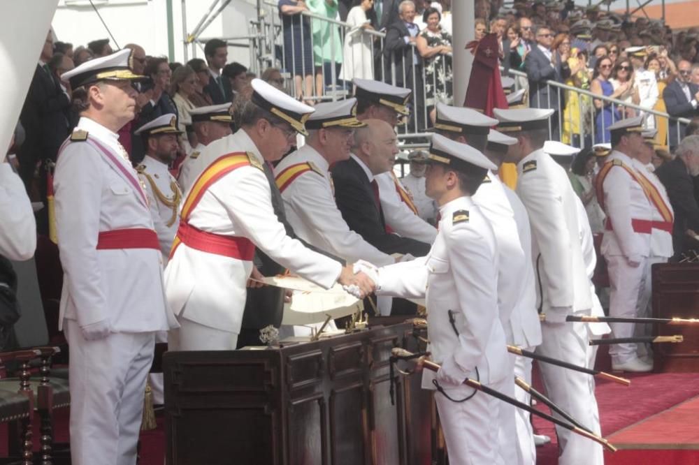 El rey entrega los despachos a los nuevos oficiales de la Armada