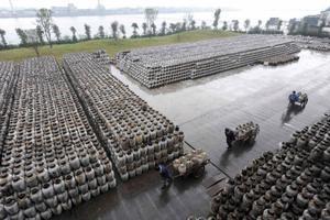 Empleats d’una fàbrica de vi carreguen bidons, a Shaoxing, província de Zhejiang (Xina).