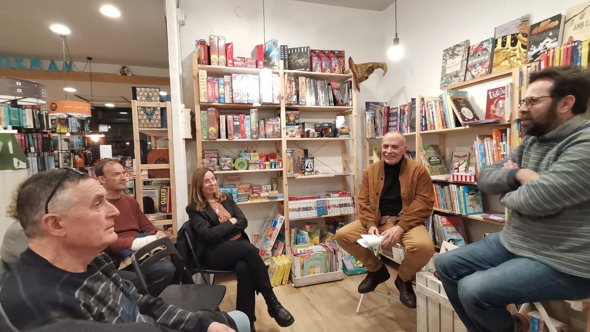 El periodista i escriptor Joan Marcet i l'il·lustrador Dani Torrent, a la presentació a la Bookman.