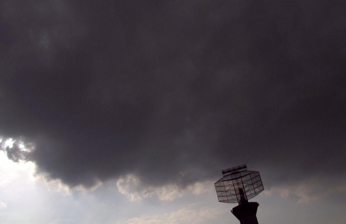 Nubes negras. Un radar del aeropuerto de Heathrow, en Londres, cubierto por un cielo de nubes con cenizas, que ha paralizado la circulación aérea de este país.