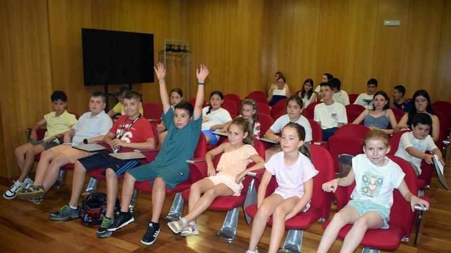 Diplomas para los alumnos de la Escola de Idiomas y del IES de Valga