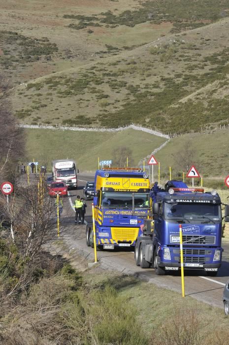 El vuelco de un camión obliga a cortar la carretera de Pajares