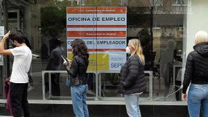 Un grupo de personas hace cola en una oficina de empleo