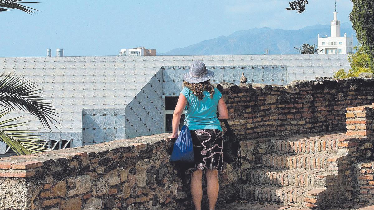 El tejado de la Aduana, desde la Alcazaba. Detrás, la ciudad de Málaga.