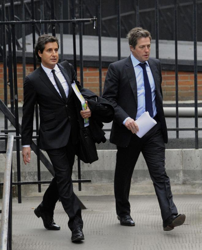 El abogado David Sherborne con uno de sus clientes, Hugh Grant.