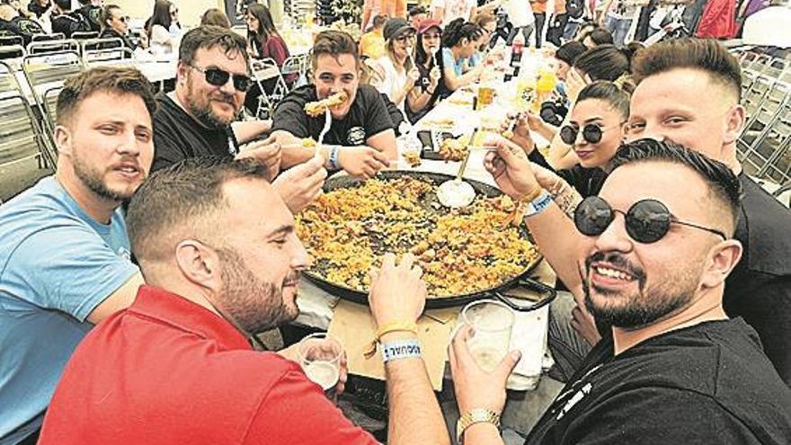 El concurso de paellas cita a 2.500 personas en su primera edición abierta a los vecinos