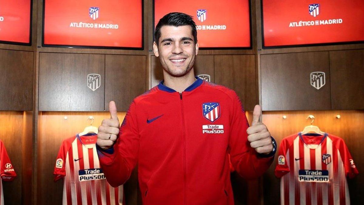 Morata posa sonriente con la camiseta del Atlético de Madrid