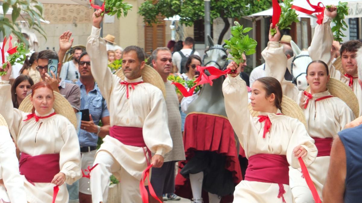FIESTAS PATRONALES EN MALLORCA | Cavallets y Cossiers dan luz en el Sant Bartomeu de Sóller