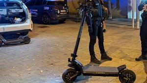La Policia Local de Santa Coloma, junto a la Policía Nacional, intervienen dos patinetes trucados