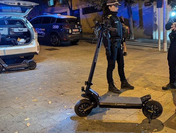 La Policia Local de Santa Coloma, junto a la Policía Nacional, intervienen dos patinetes trucados