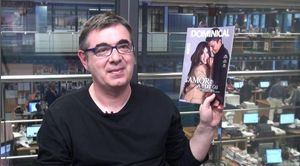 Pau Arenós presenta els continguts de la revista d’EL PERIÓDICO.