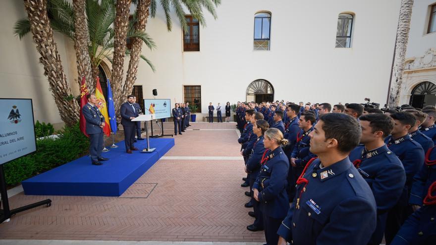 López Miras felicita a los alumnos que han concluido su formación en la Academia General del Aire