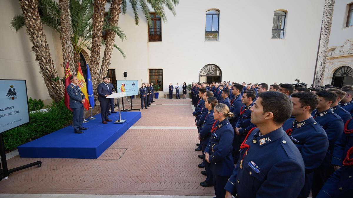 López Miras felicita a los alumnos que han concluido su formación en la ...