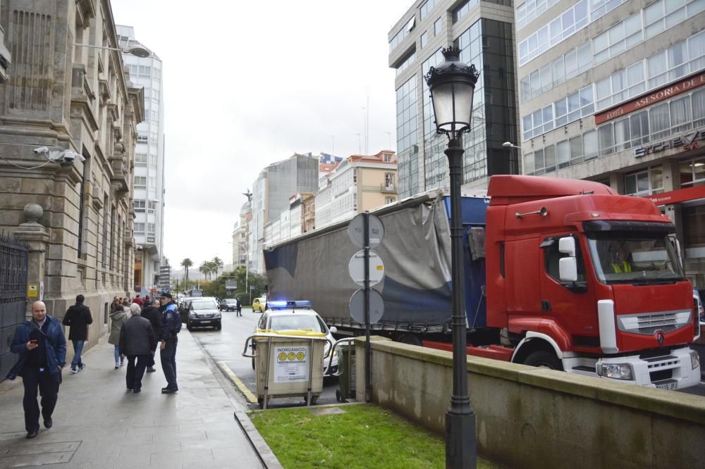 El conductor no se percató de las señales que advierten de las dimensiones del túnel y descendió la rampa.